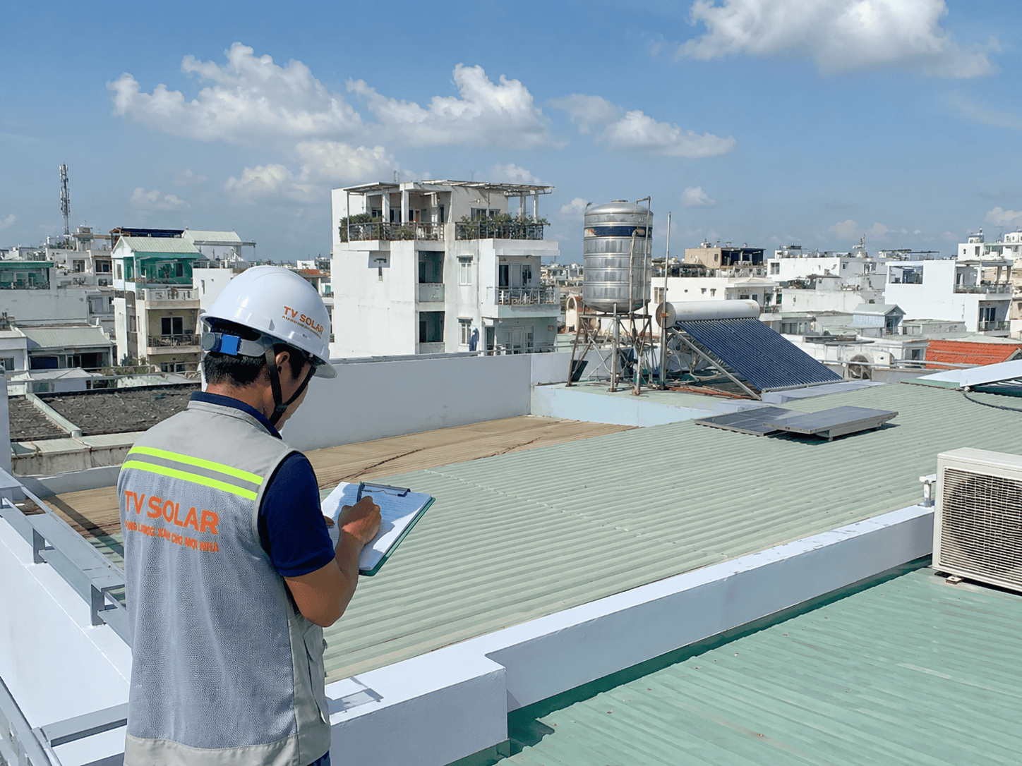 Khảo sát mái nhà trước khi lắp hệ thống điện mặt trời