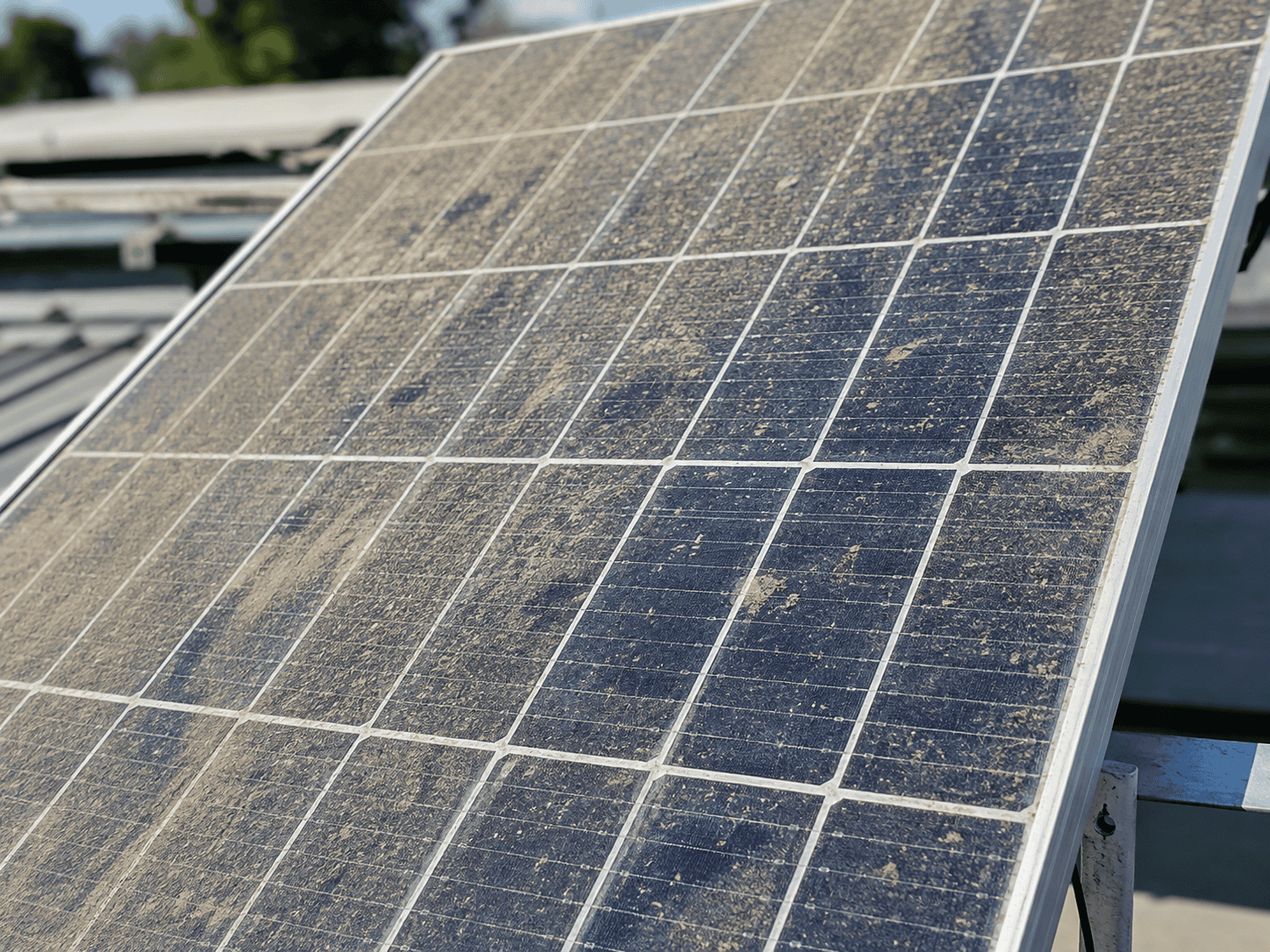 Tấm pin solar bám bụi làm giảm khả năng tiếp nhận ánh sáng