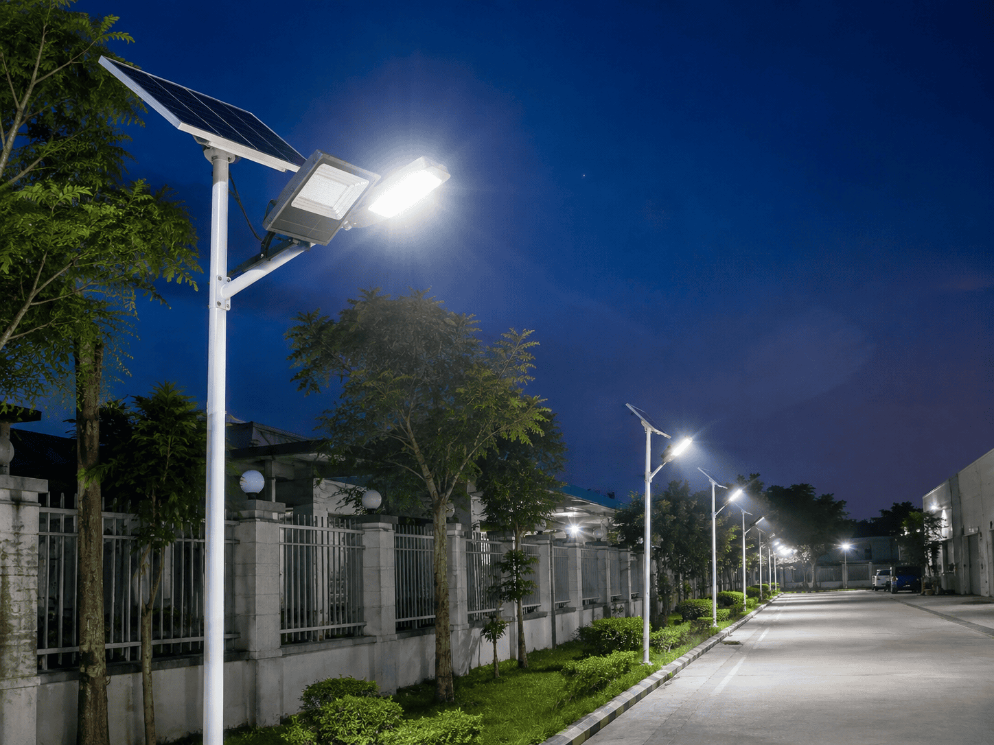 Đèn năng lượng mặt trời lắp đặt thực tế tại khu vực ngoài trời